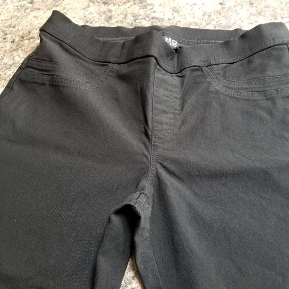 SOHO Stretch Capri Pants - Picture 3 of 8